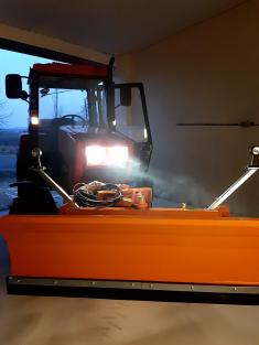 Hydraulická sněhová radlice pro&nbsp;komunální traktor